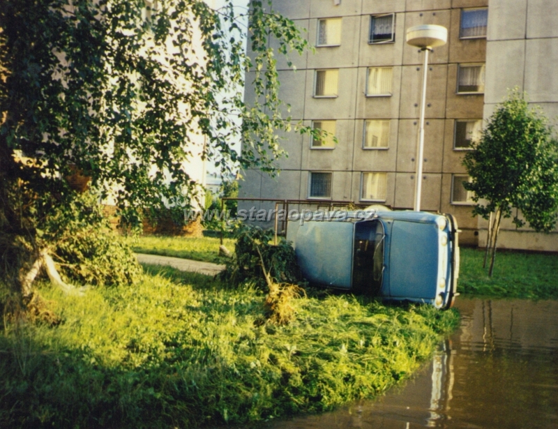 skody1997 (25).jpg - Povodně 1997, škody - sídliště Zeyerova